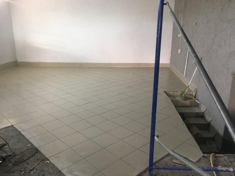 Напольная плитка для гаража из керамогранита