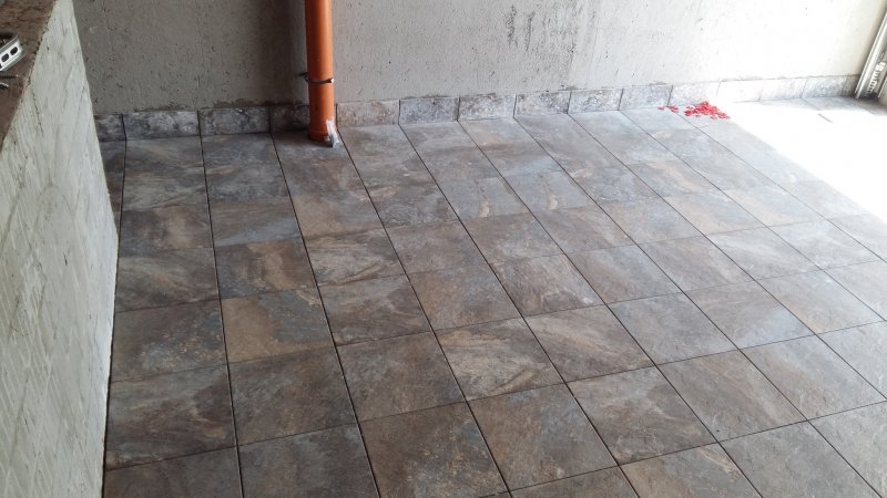 Укладка керамогранита в гараже