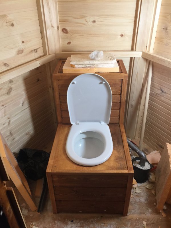 Дачный туалет внутри отделка
