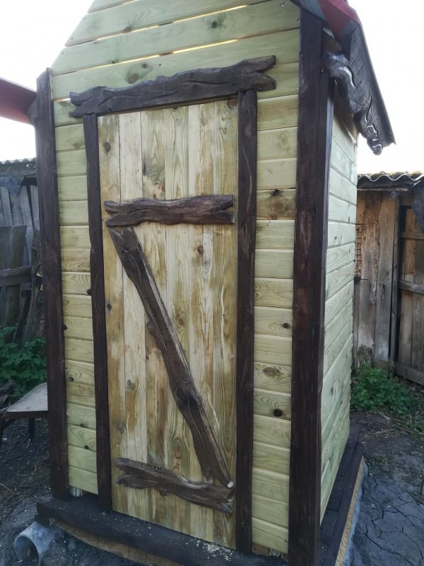 Дизайнерский дачный туалет