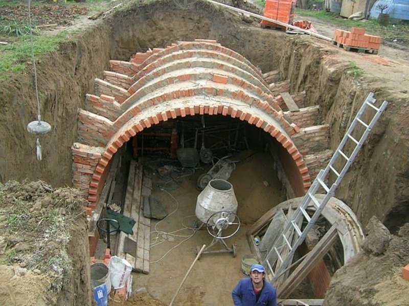 Арочный кирпичный погреб