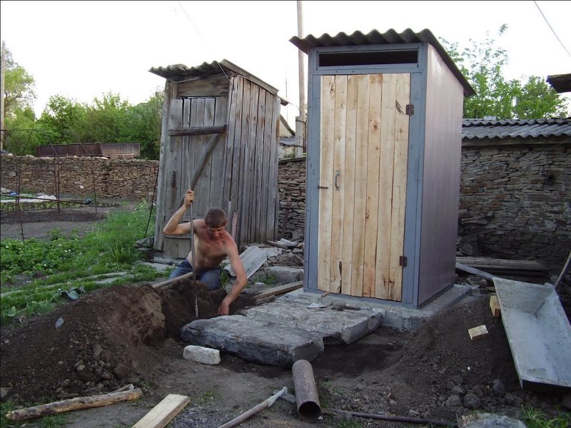 Дачный туалет в деревне