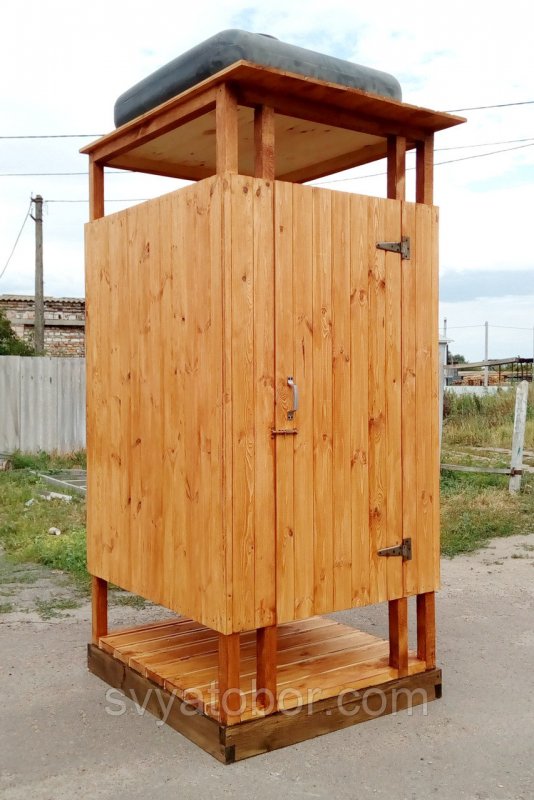 Деревянная душевая кабина для дачи