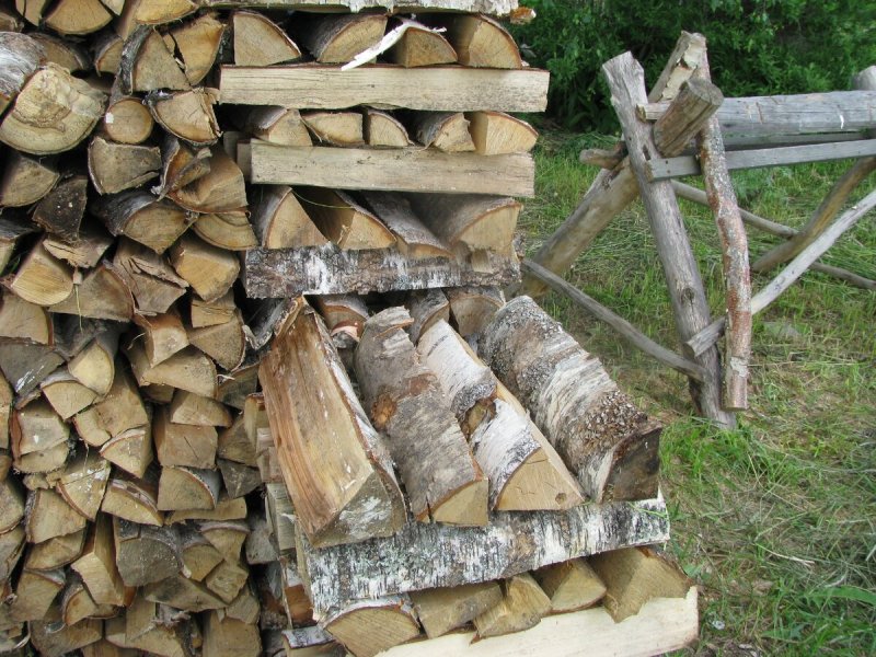 Уложенные дрова