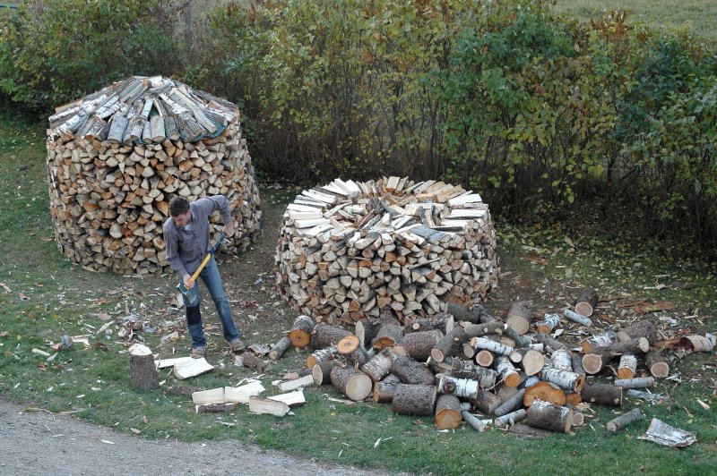 Круглая поленница из дров