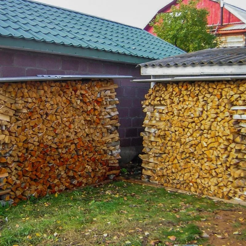 Укладка колотых дров
