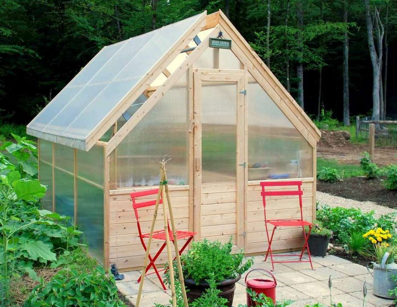 Маленький парник из дерева