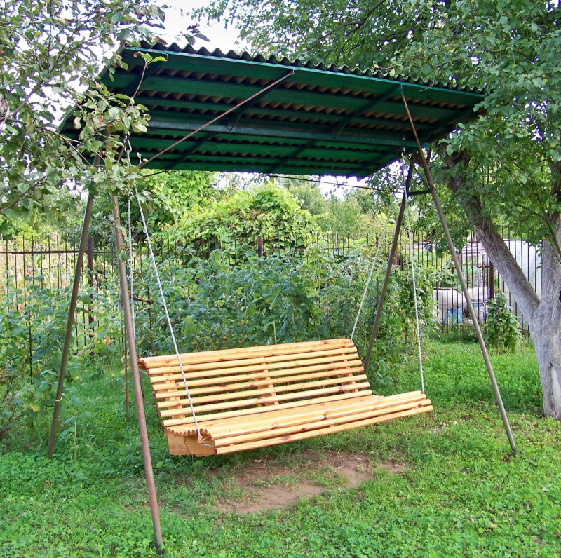 Качели деревянные на цепях