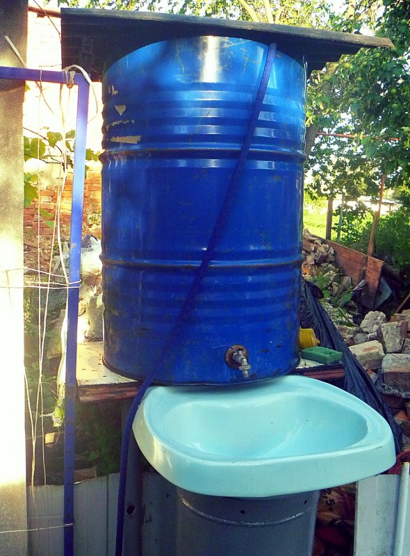 Рукомойник с водопроводом на даче