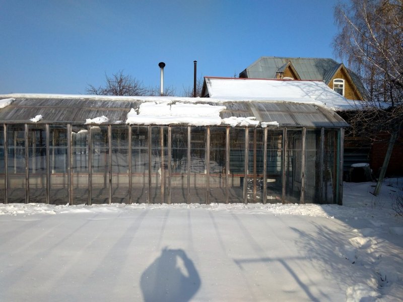 Виталий строит теплицу в гараже