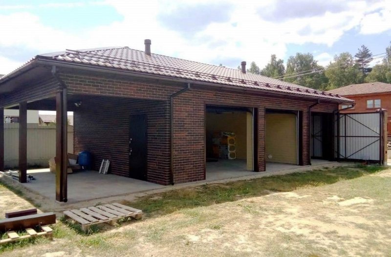 Гараж с хозблоком из кирпича