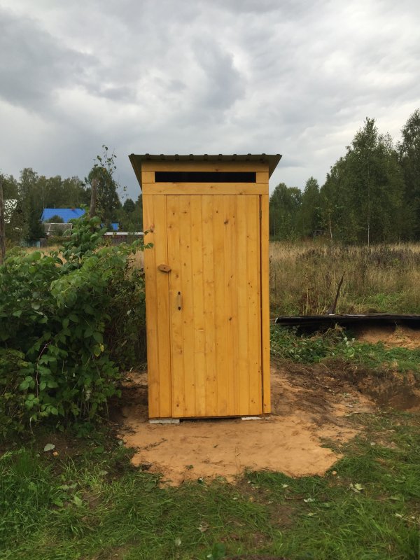 Дачный туалет с кованными петлями