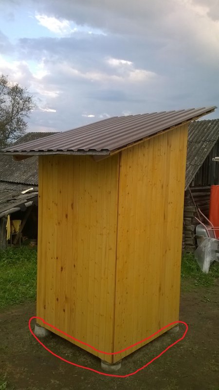 Труба в уличном туалете