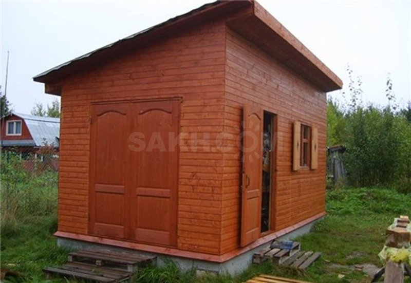 Хозблок из кирпича на даче