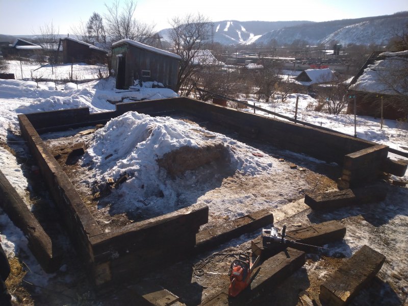 Постройка гаража из шпал
