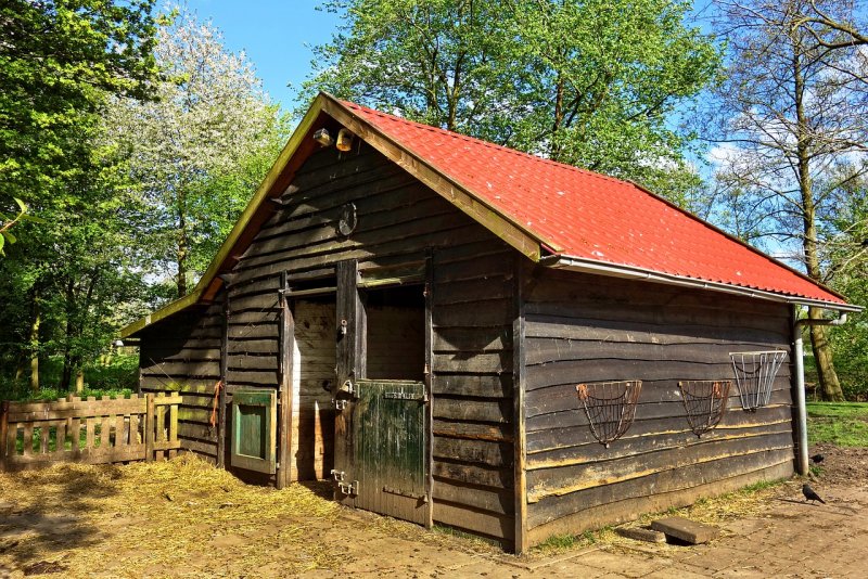 Старый деревянный сарай