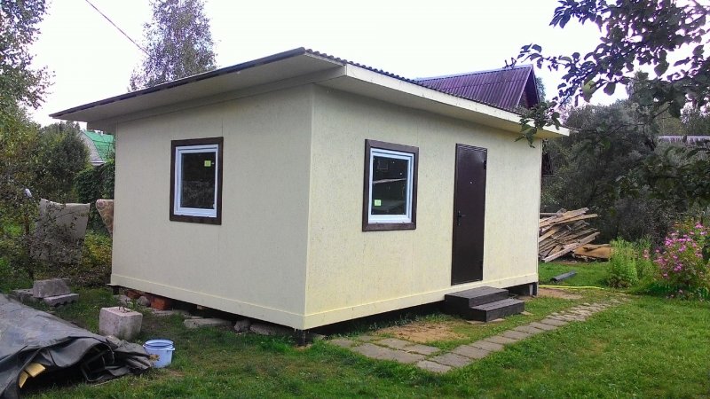 Хозблок из пеноблоков с односкатной крышей