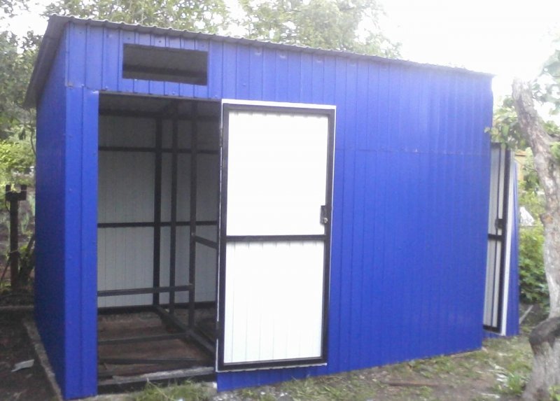 Маленький сарай из профнастила