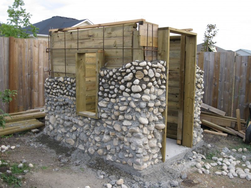 Хозблок из булыжника
