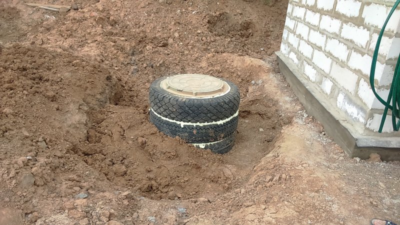 Дренажный колодец из покрышек