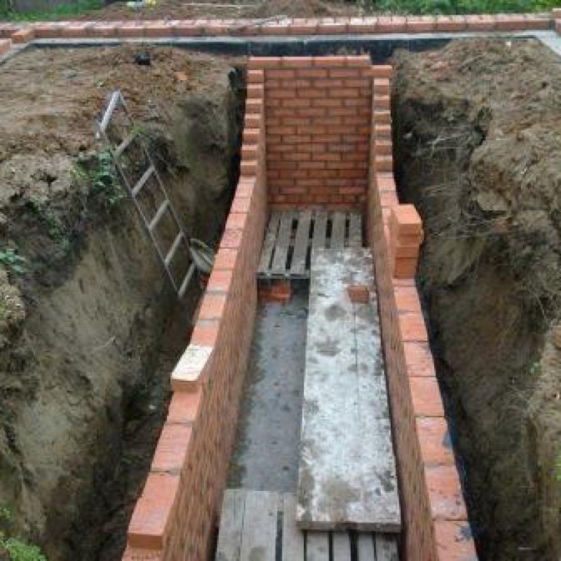 Смотровая яма в гараже из кирпича