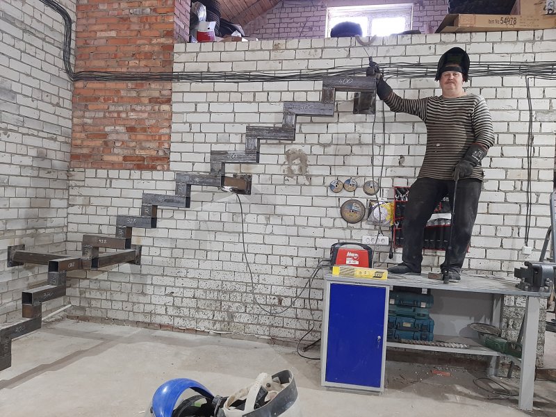 Лестница в гараж с электроприводом