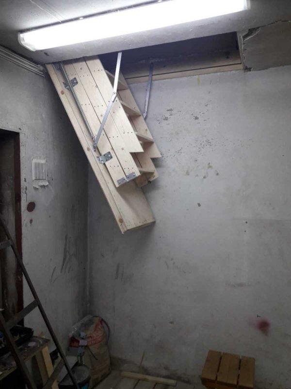 Откидная лестница в гараже