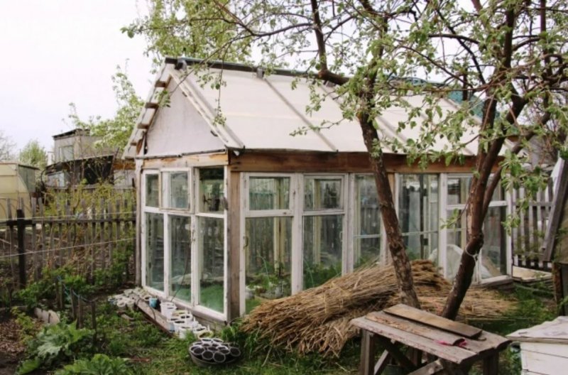 Беседка для дачи из оконных рам