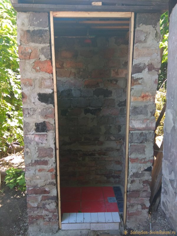 Туалет из кирпича на даче