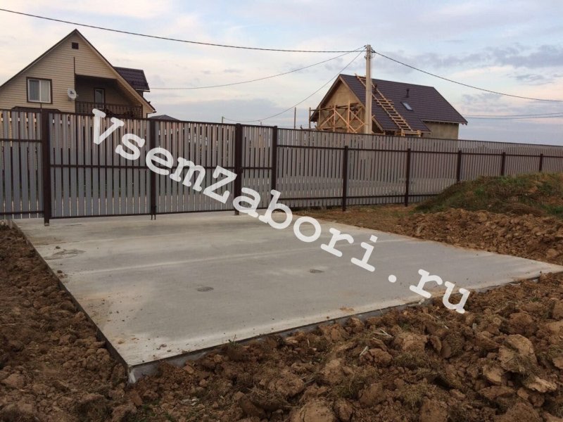 Стоянка для машины на дачном участке