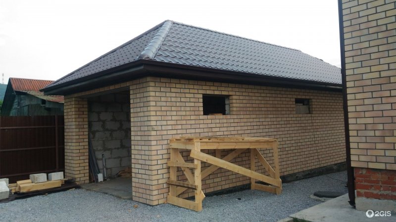 Гараж с четырехскатной крышей красное вино