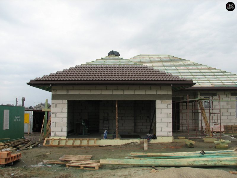 Гараж с вальмовой крышей