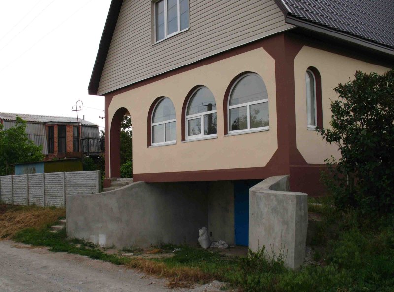 Гараж в цоколе в частном доме