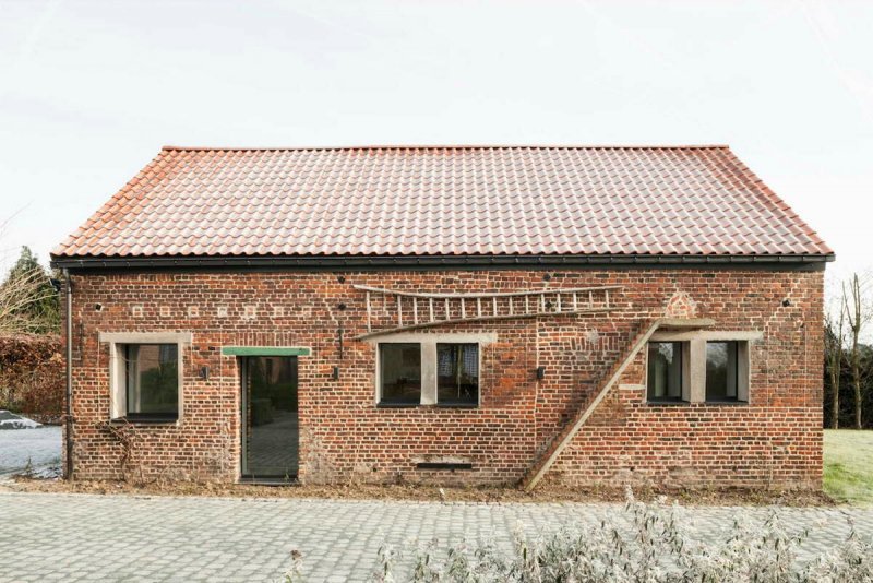 Старый кирпичный сарай