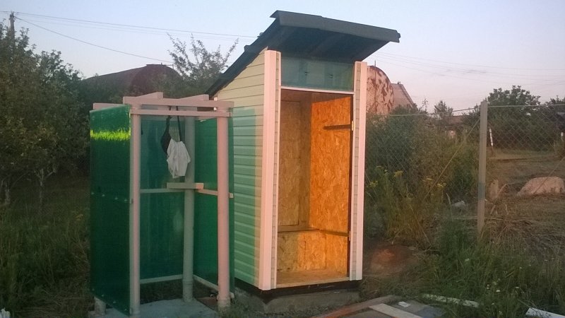 Туалет и душ на даче ниже колодца