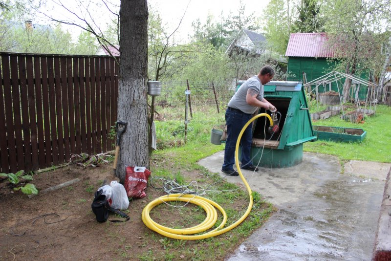Колодец с насосом на даче