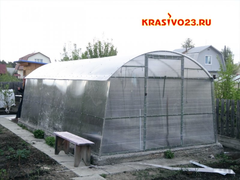 Теплица из поликарбоната конусная на шпалах