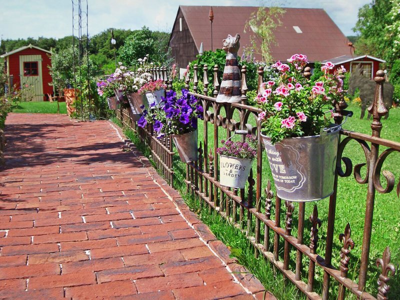 Украшение изгороди на даче