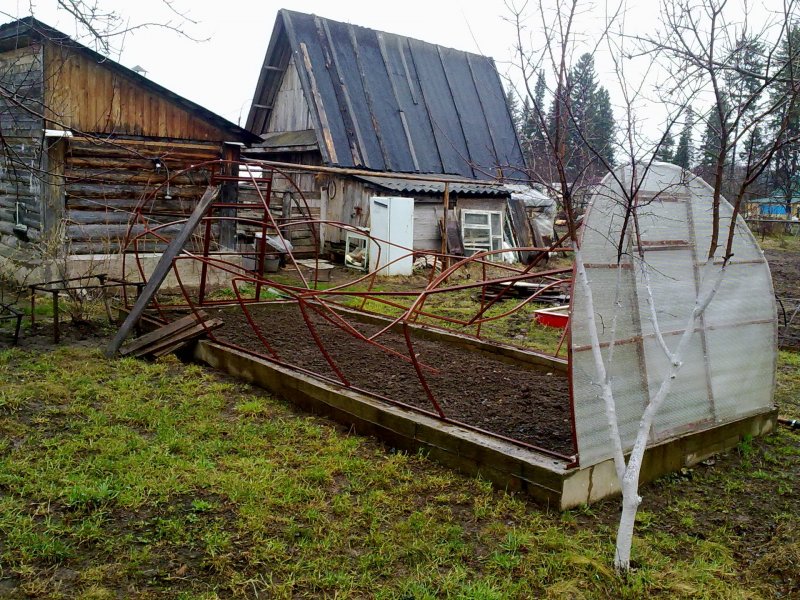 Поломанные теплицы