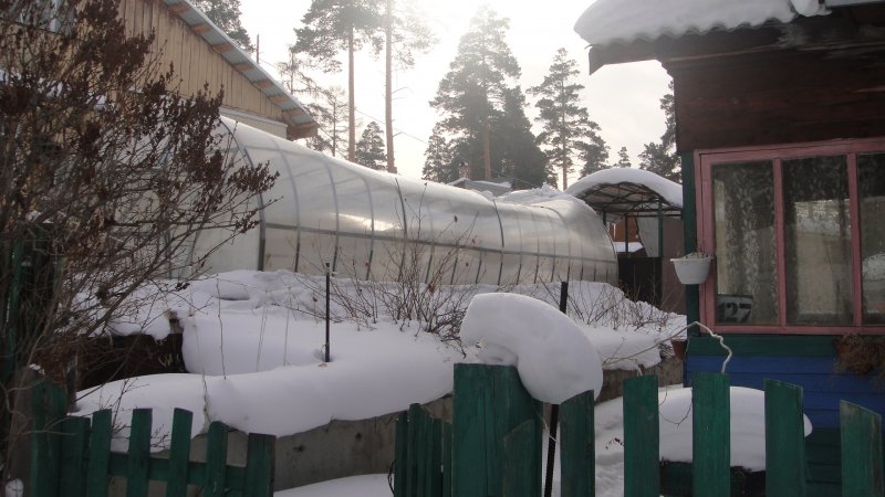 Теплица близко к забору сломает снегом