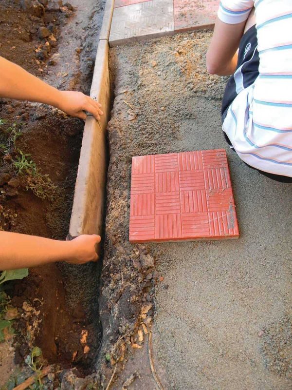 Тротуарные дорожки на даче