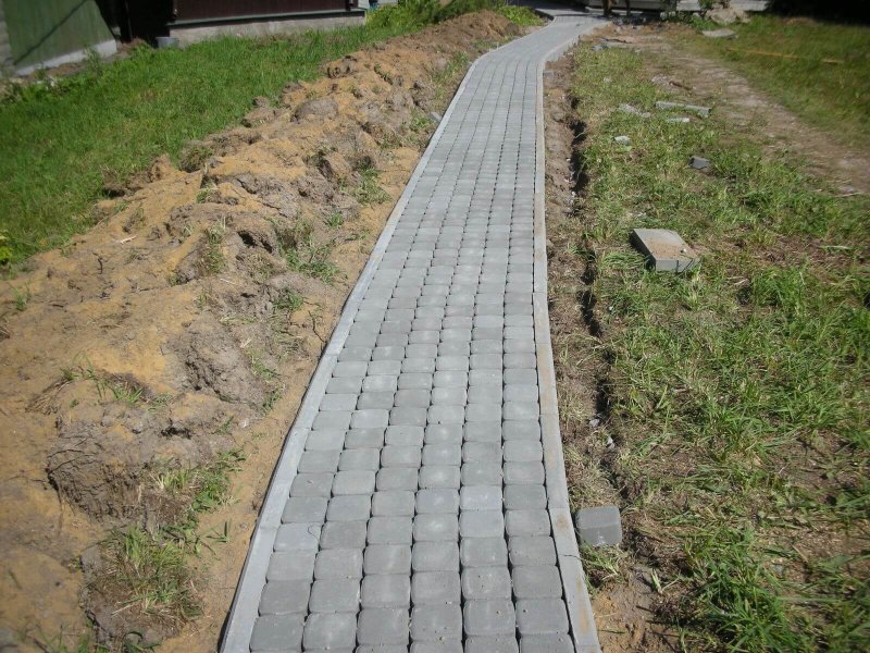 Тропинка из тротуарной плитки нога