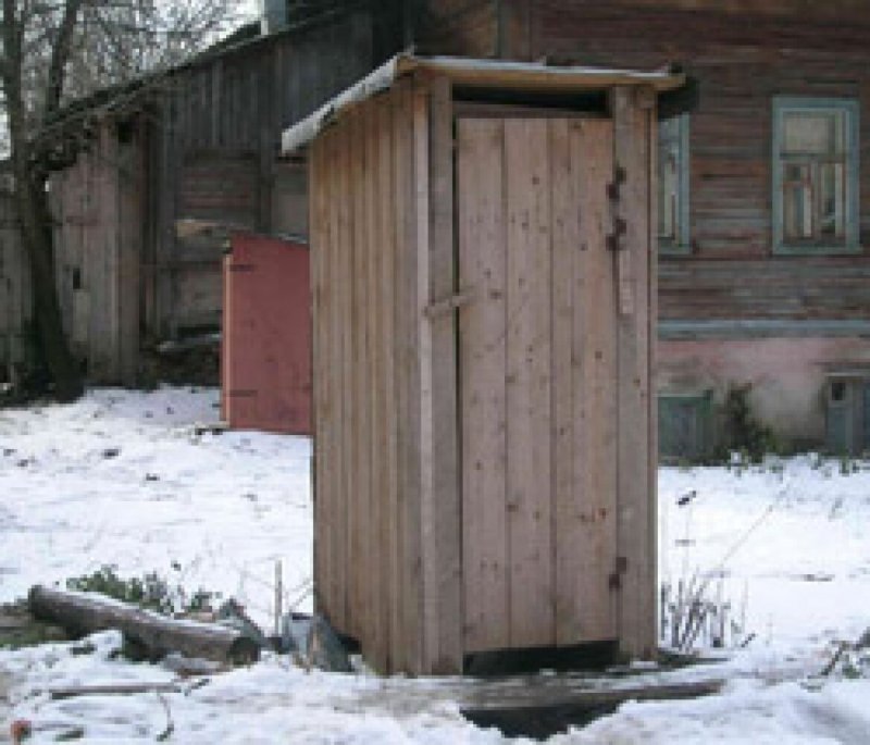Деревянный деревенский туалет