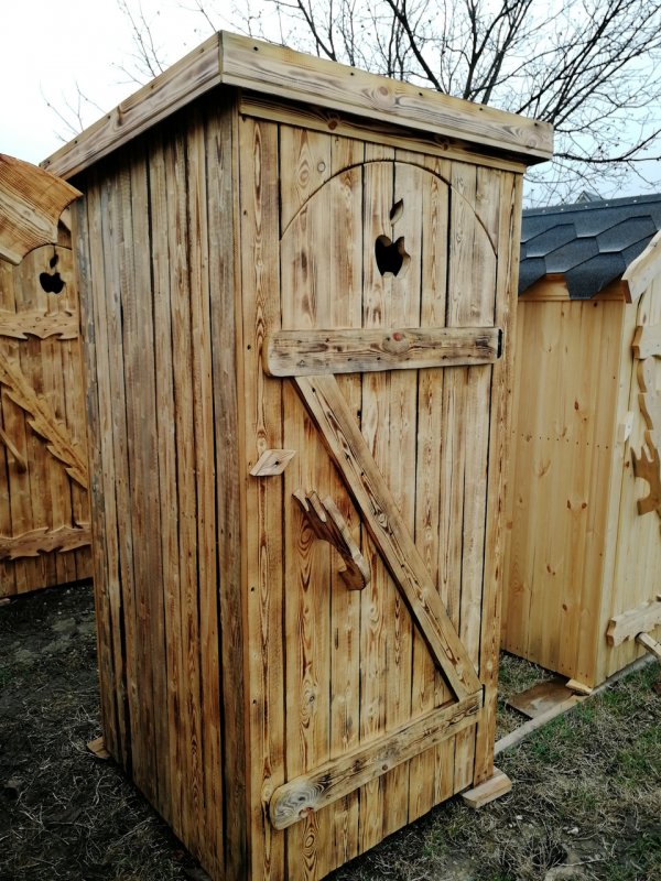 Туалет дачный деревянный
