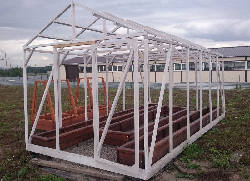 Парник из бревен