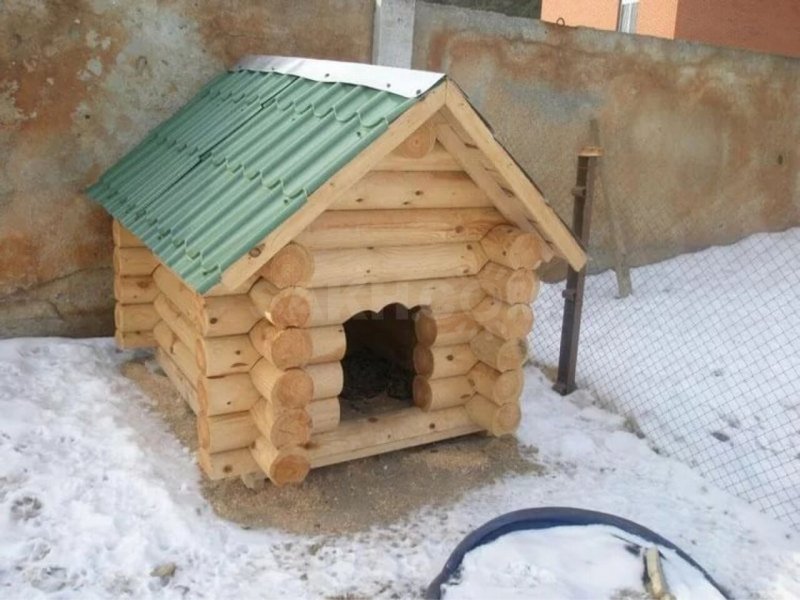 Собачья будка из оцилиндрованного бревна
