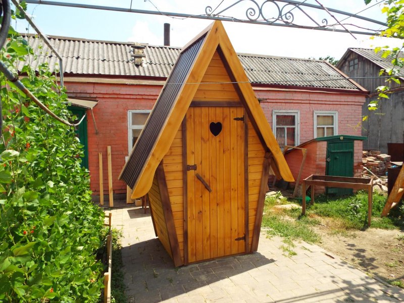 Уличный туалет во дворе