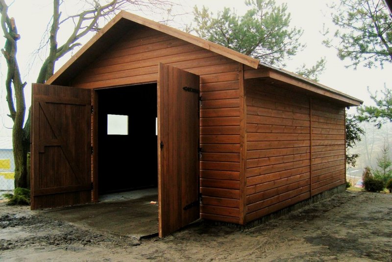 Красивый гараж из дерева