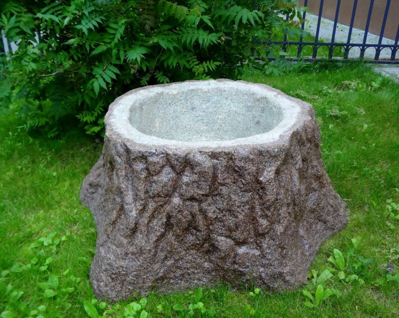 Декоративные каменные колодцы
