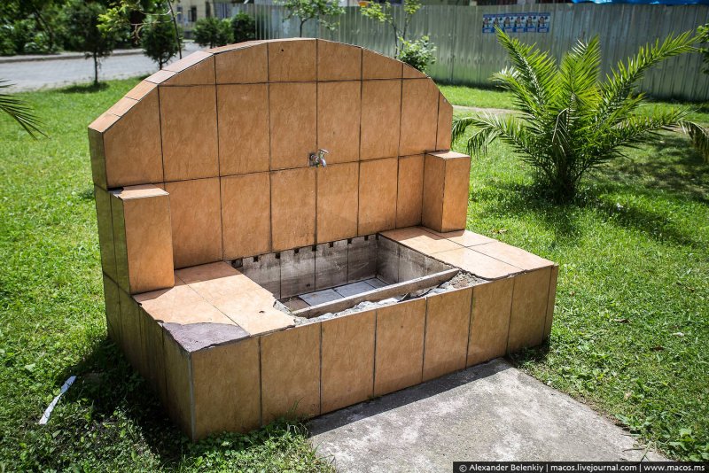 Уличный умывальник для дачи из кирпича